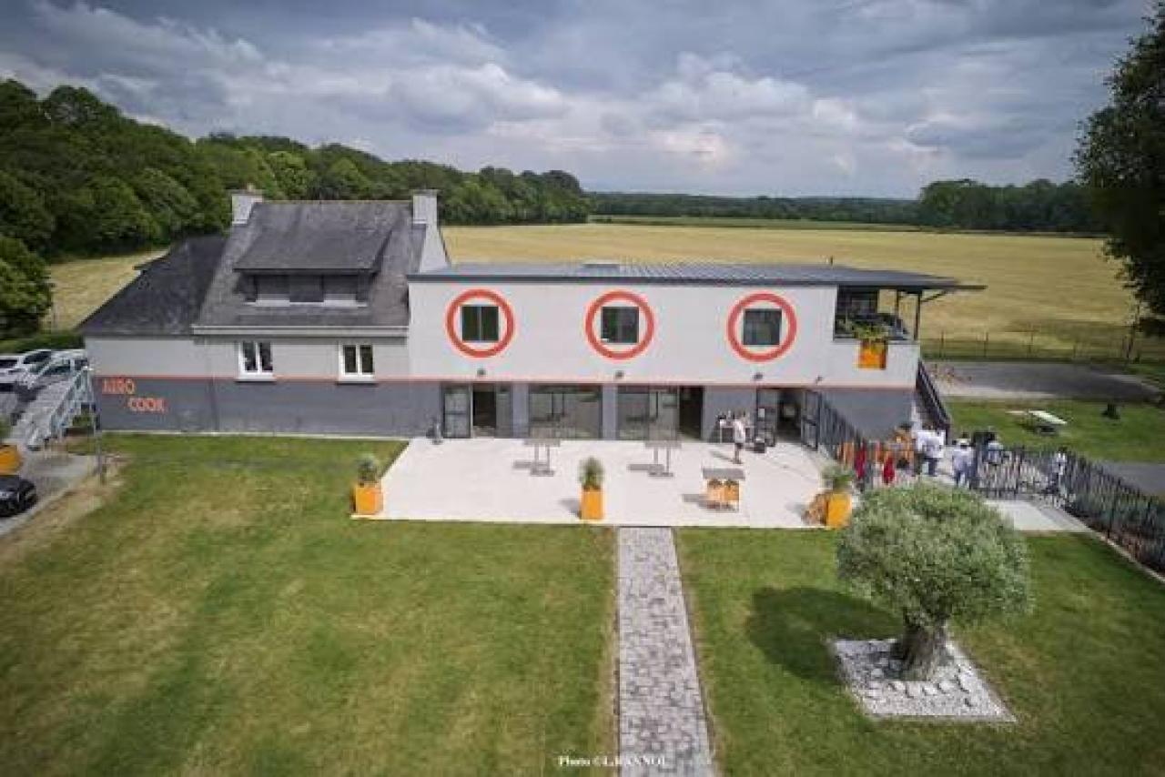 Vue aérienne du Domaine de l'Aéropiste à Monterblanc, entouré de son parc et de la campagne