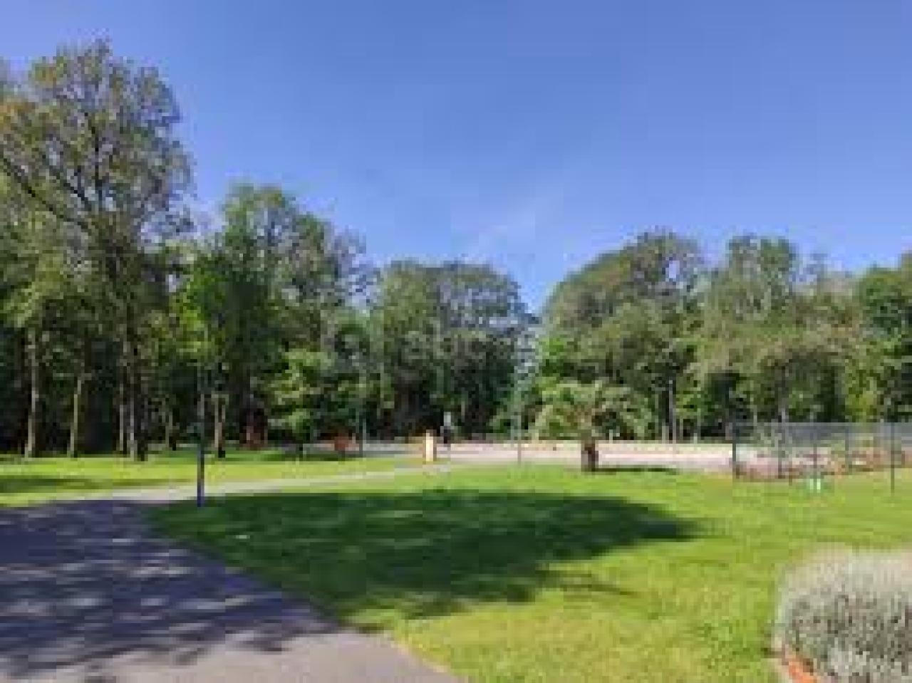 Le parc arboré du Domaine de l'Aéropiste sous un ciel dégagé